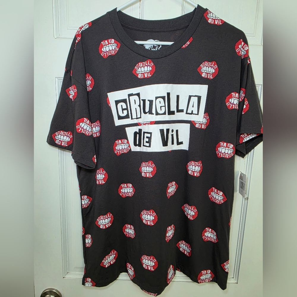Disney Cruella de Vil Short Sleeve Shirt- Size Med NWT